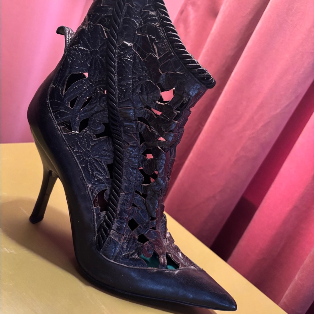 Vicini Black Cutout Women's Heels